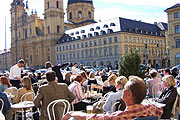 bei Sonne stets gut gefüllt: die Terrasse vor dem Luigi Tambosi am Hofgarten (Foto: Martin Schmitz)